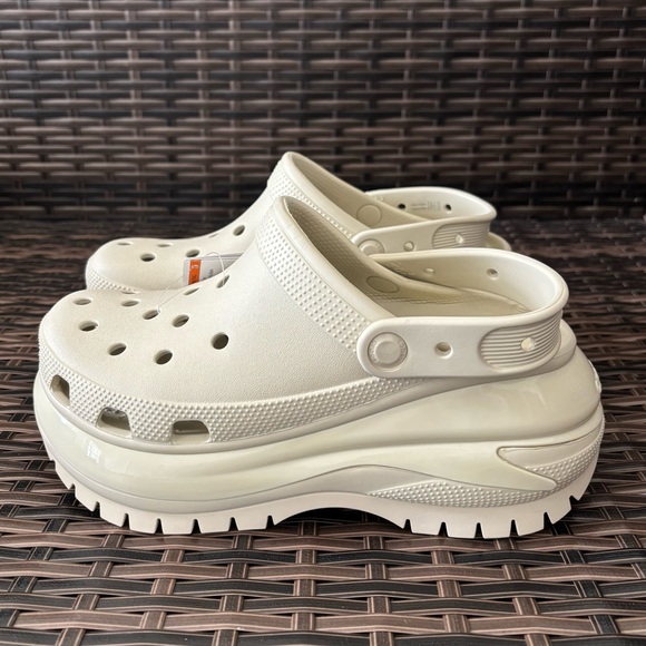 CROCS MEGA CRUSH UNISEX PLATFORM CLOGS SIZE WOMEN'S 8 / MEN'S 6 - Picture 1 of 12